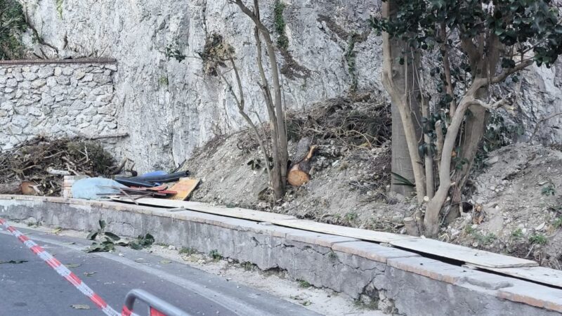 Cadono pietre a Capri in via Marina Piccola (photogallery)