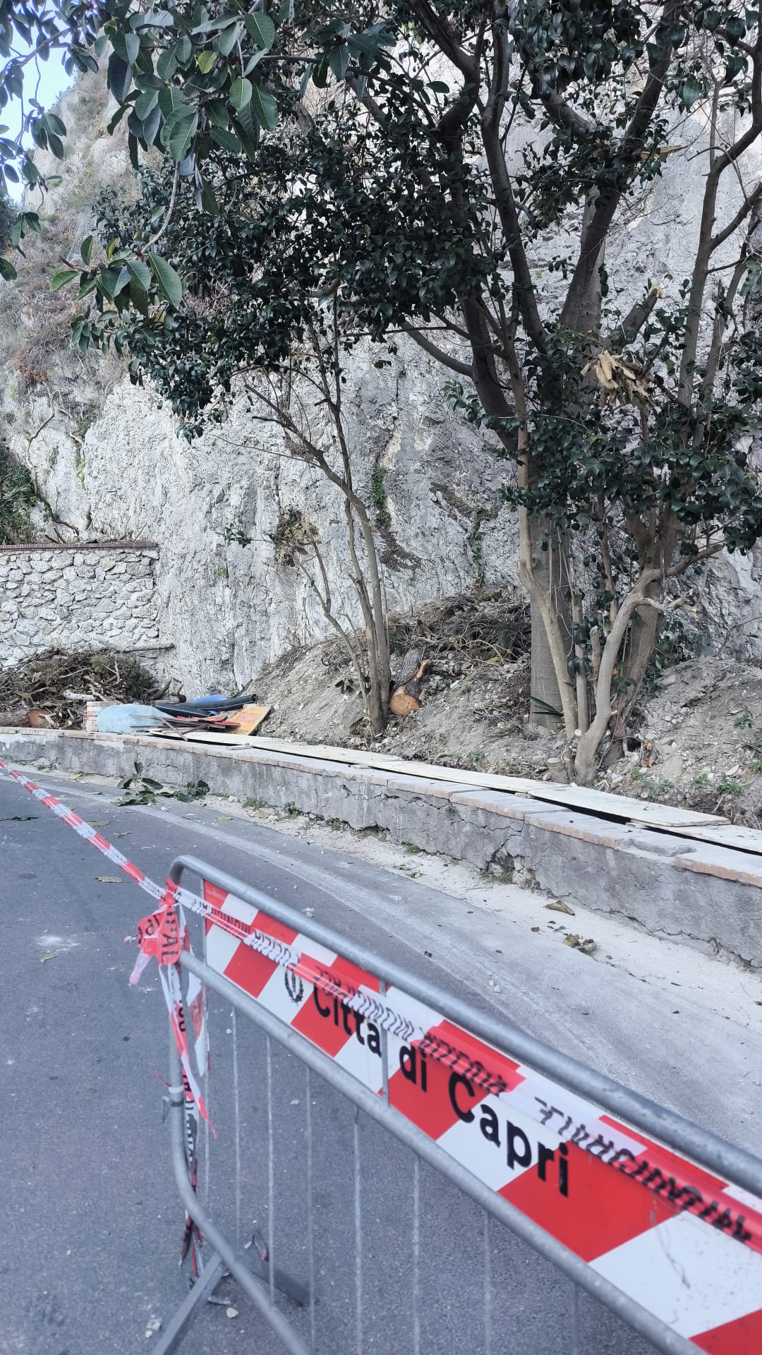 Cadono pietre a Capri in via Marina Piccola (photogallery)