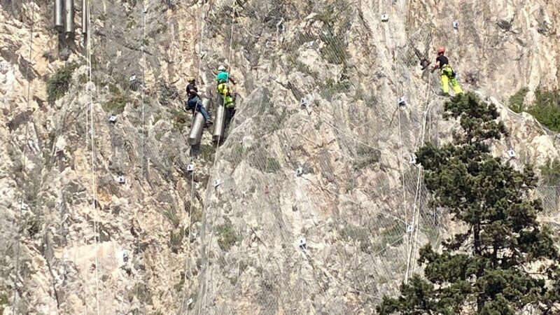 Rocciatori in azione sul costone interessato dal distacco di massi in via Marina Piccola