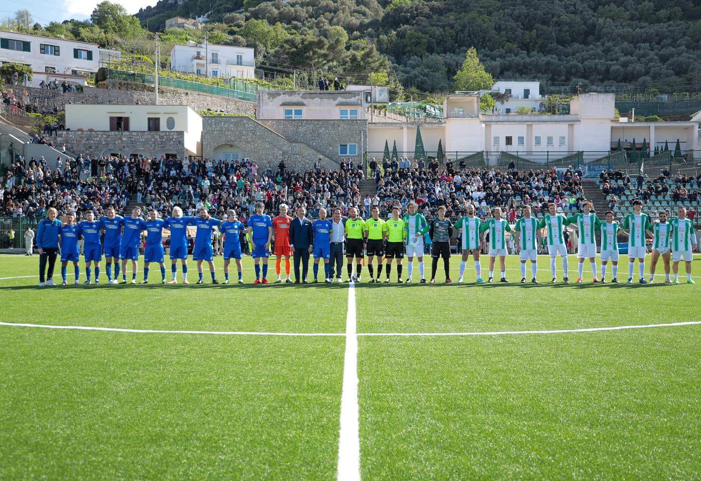 Le foto delle due squadre che si sono esibite alla partita del grande cuore di Capri davanti a un’eccezionale cornice di pubblico