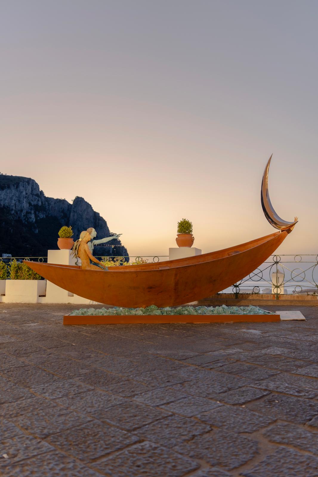 Arte pubblica nella Piazzetta di Capri con la monumentale scultura di Giacinto Bosco “Sognando la luna”