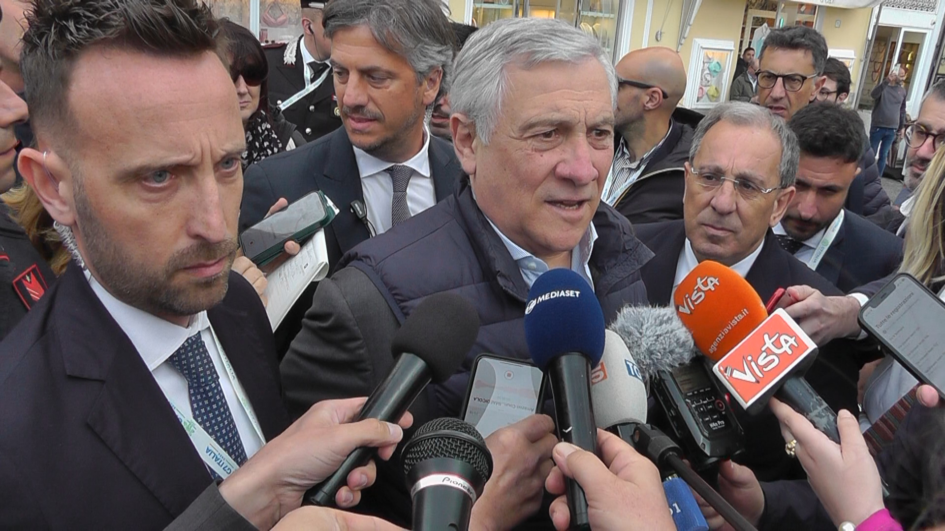 G7 Esteri: selfie e applausi per Tajani in Piazzetta. Intervista al ministro: orgoglioso di aver scelto la “perla” Capri per il vertice (foto e video)
