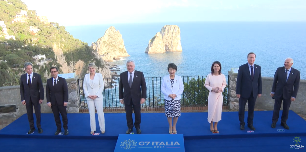 G7: tutti i ministri in posa per la foto di gruppo sulla terrazza panoramica a Capri, le immagini fanno il giro del mondo