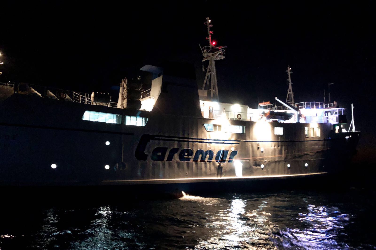 Disagi nei collegamenti marittimi: la nave serale Caremar Napoli-Capri partita con 3 ore e 20 minuti di ritardo
