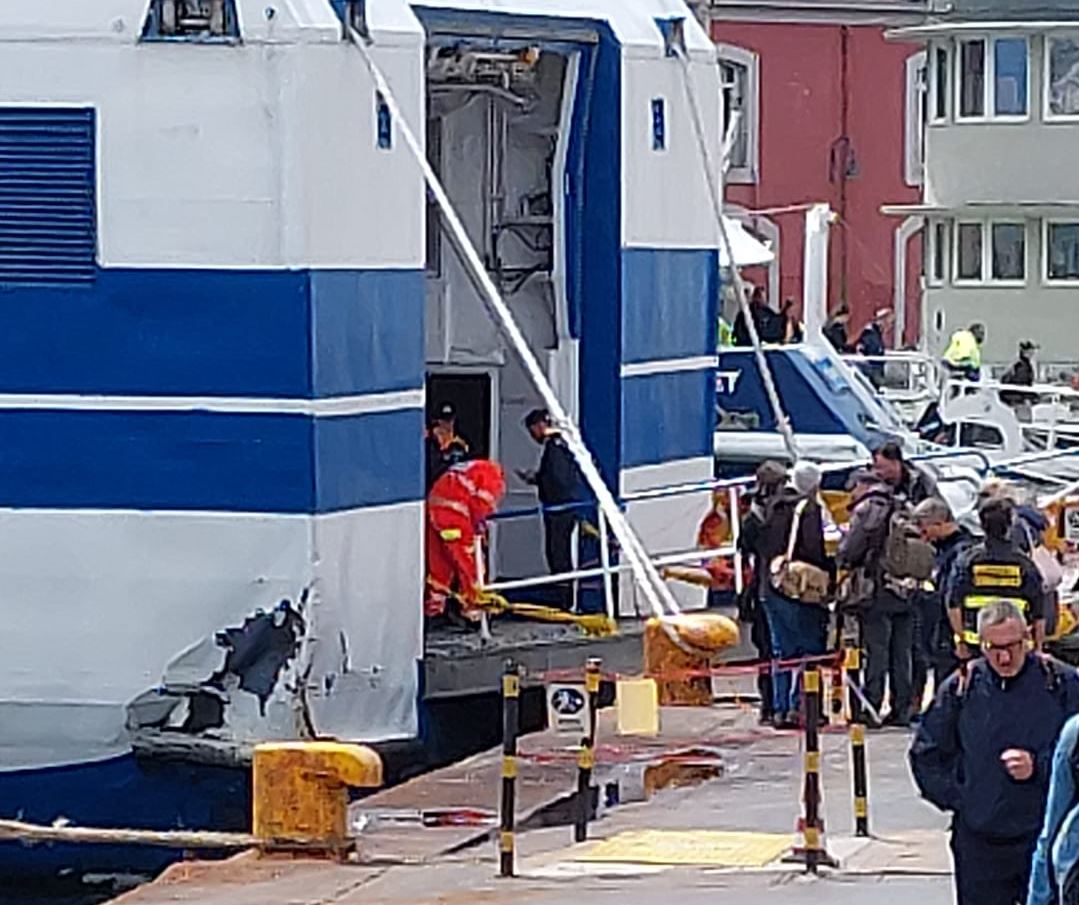Incidente nave al porto di Napoli, l’Asl: trenta persone finora in ospedale, un codice rosso e numerosi gialli e verde