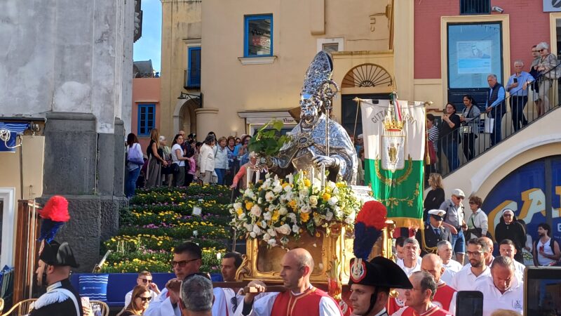 Capri in festa per San Costanzo: la processione sfila nelle strade dell’isola (photogallery)