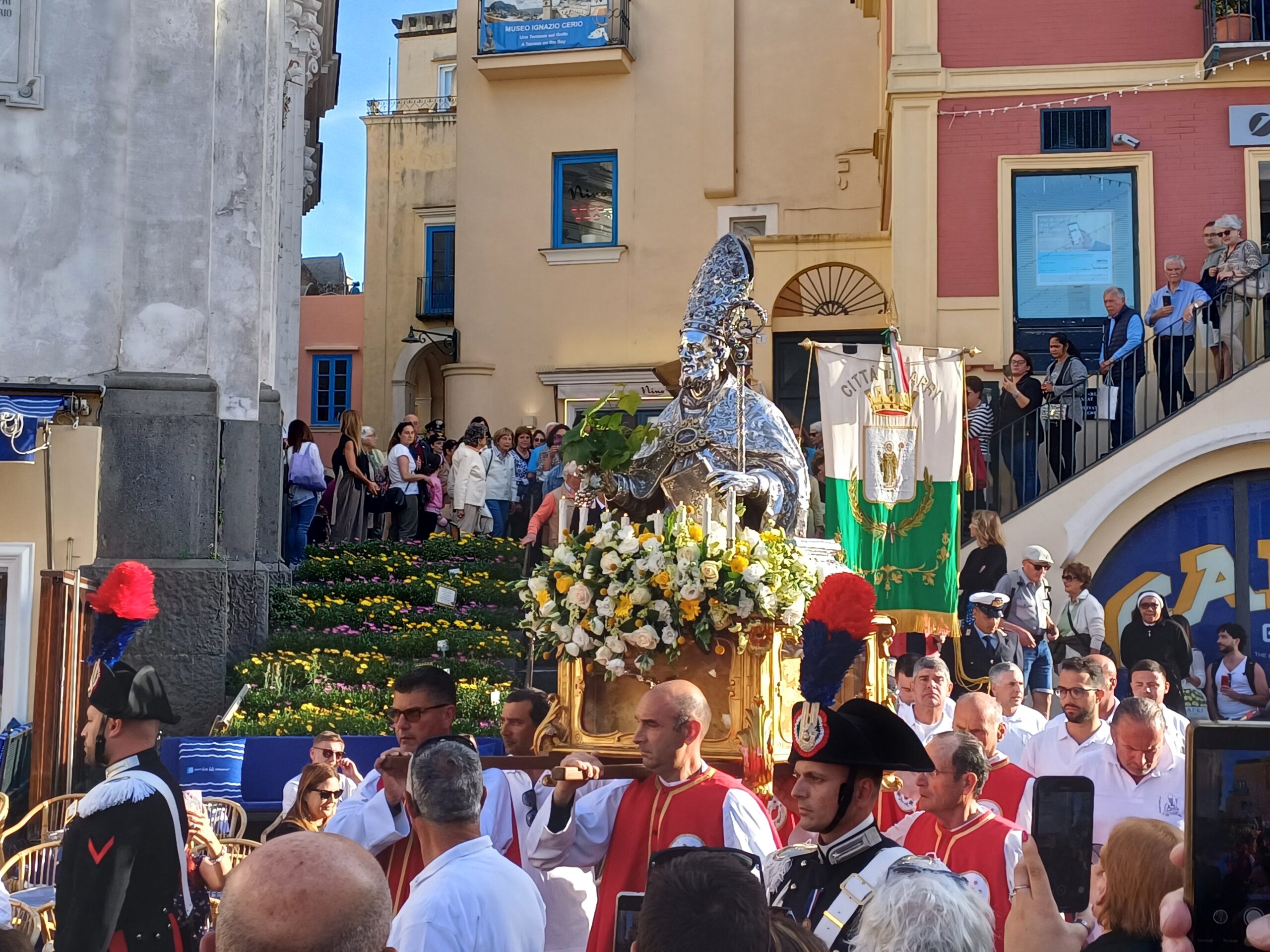 Capri in festa per San Costanzo: la processione sfila nelle strade dell’isola (photogallery)