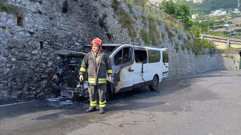 Incendio a Capri in via Don Giobbe Ruocco: a fuoco bus navetta di un hotel (foto e video)