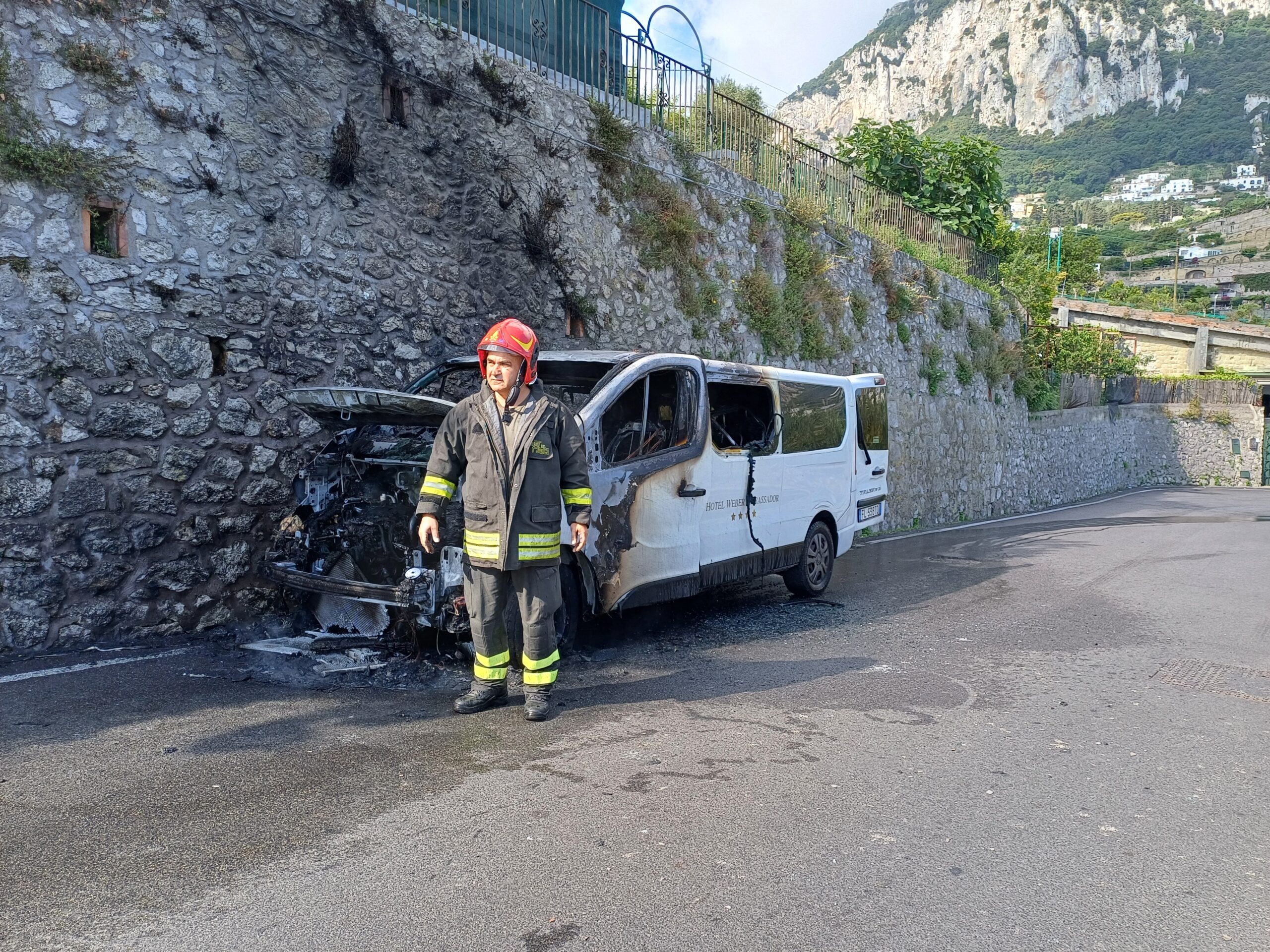 Incendio a Capri in via Don Giobbe Ruocco: a fuoco bus navetta di un hotel (foto e video)