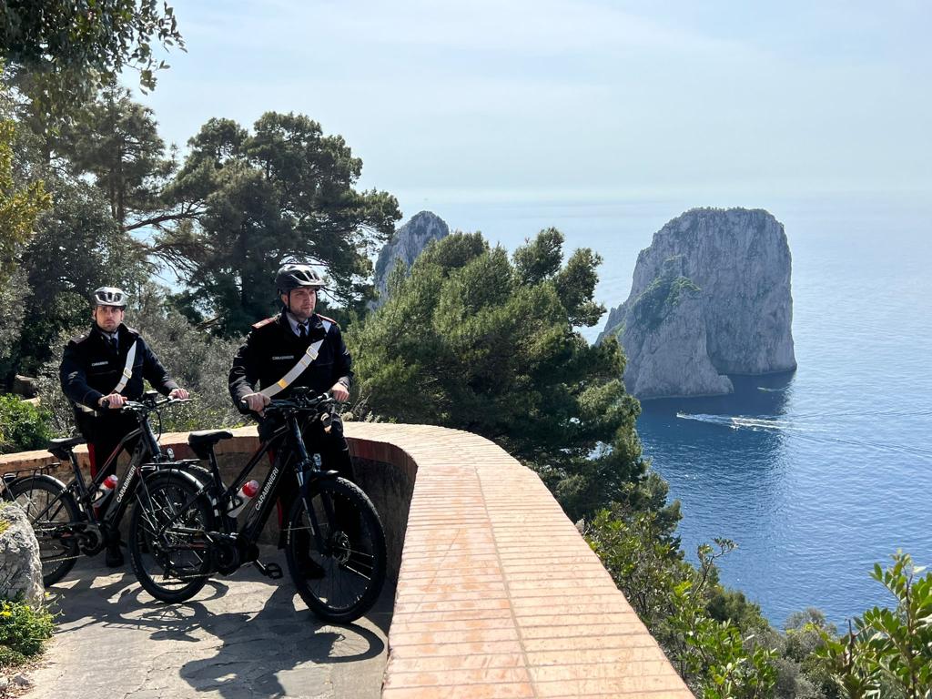 Il territorio di Capri pattugliato anche in bici: la foto diventa virale sulle pagine social dei Carabinieri