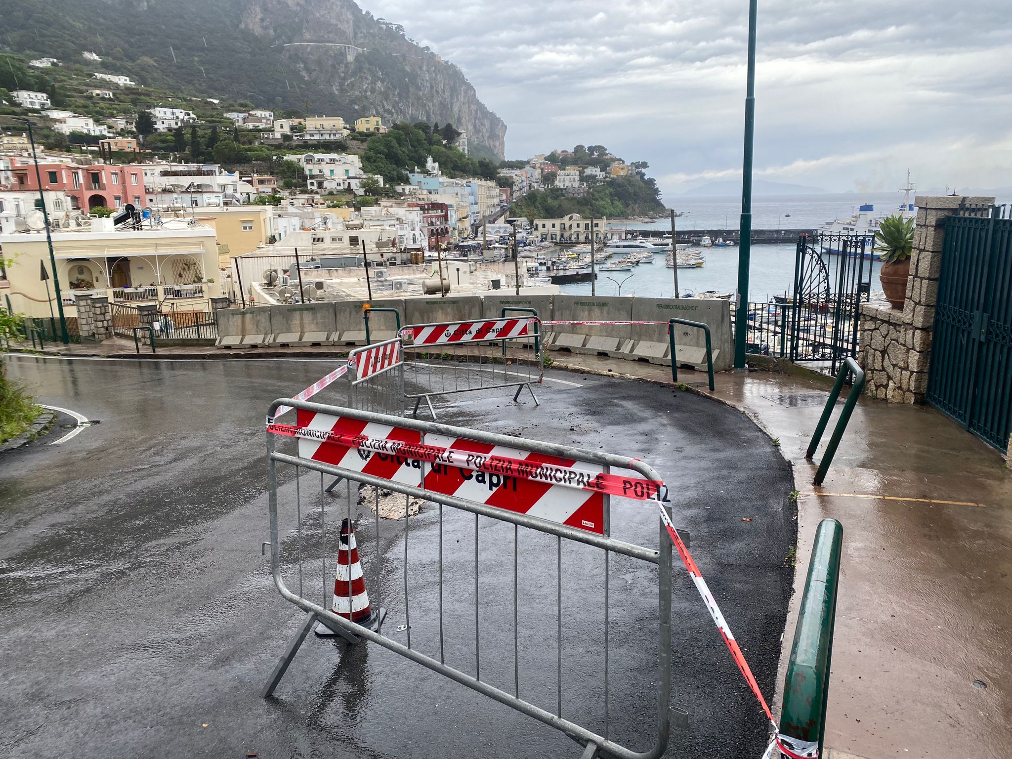 Dissesto stradale e pericolo in via Don Giobbe Ruocco