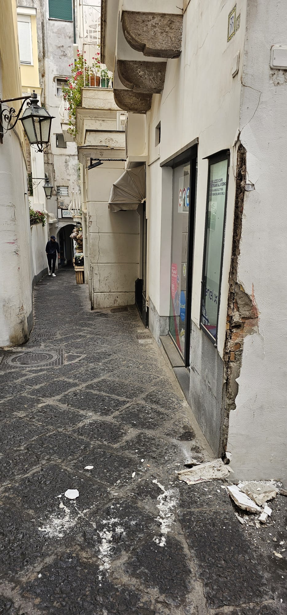 Carrelli “pazzi” nel centro di Capri, guardate in che condizioni hanno ridotto questo muro