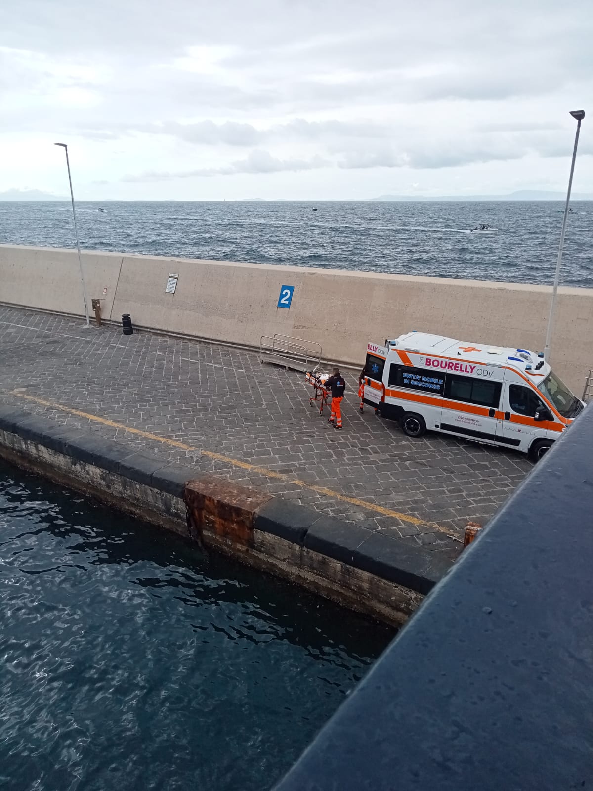 Paura per un passeggero colto da malore sulla motonave Virgo tra Capri e Sorrento, soccorsi tempestivi