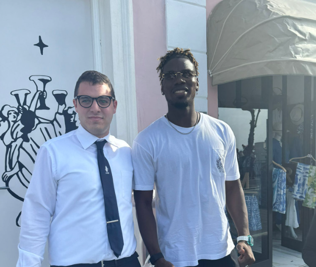 Paul Pogba in vacanza a Capri, passeggiata e foto con i fan