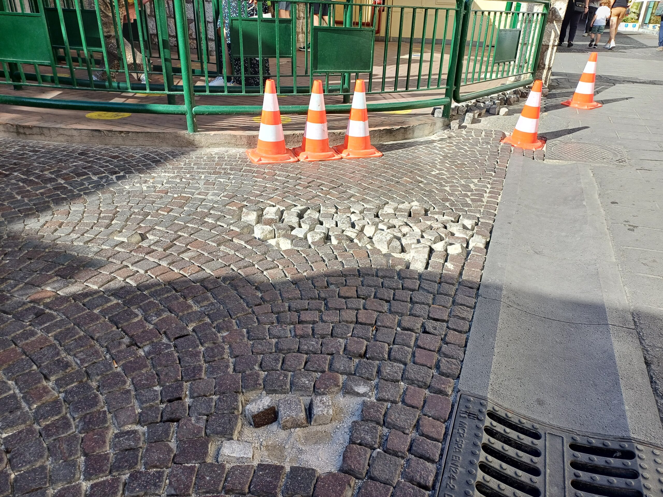 Pericolo in piazza Martiri d’Ungheria a Capri: “saltati” i sampietrini