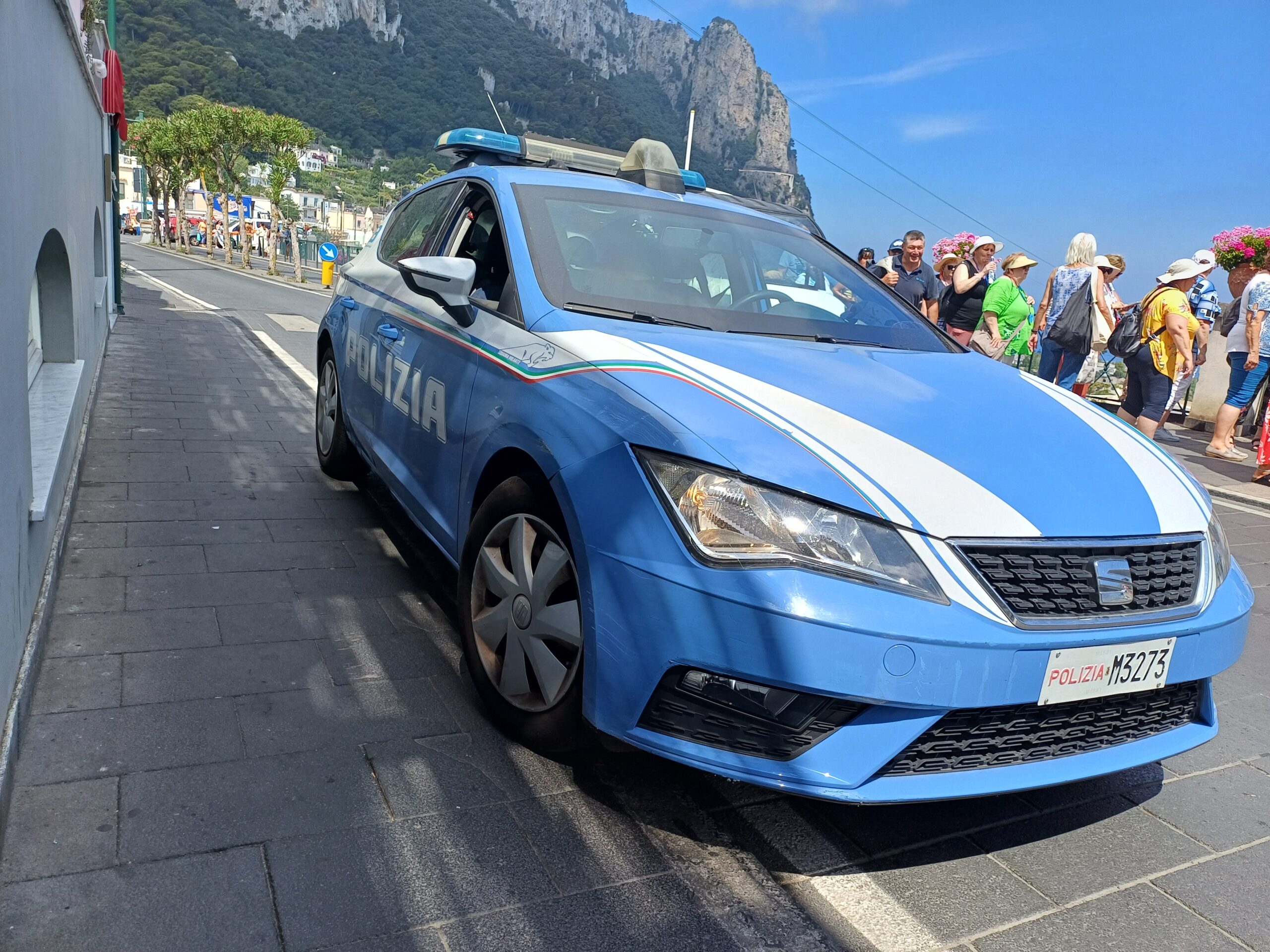 Incursioni notturne e vandalismi all’istituto Ippolito Nievo di Capri: la Polizia individua gli autori, denunciati sette minorenni