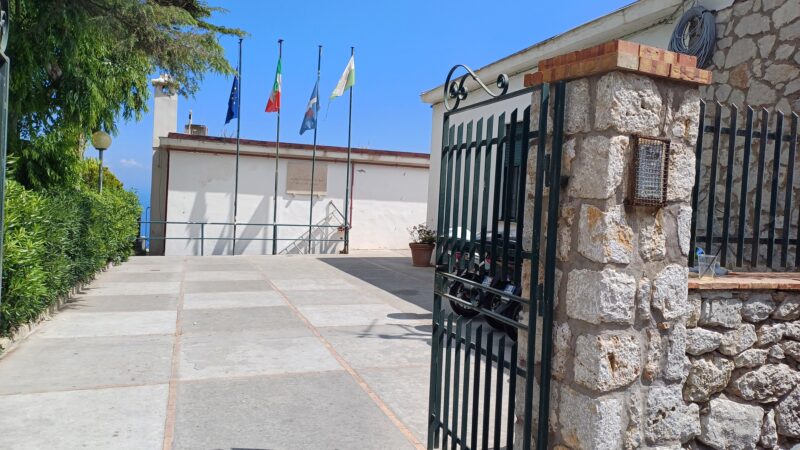 Raid vandalico e danneggiamenti all’istituto Ippolito Nievo di Capri, indagini della Polizia