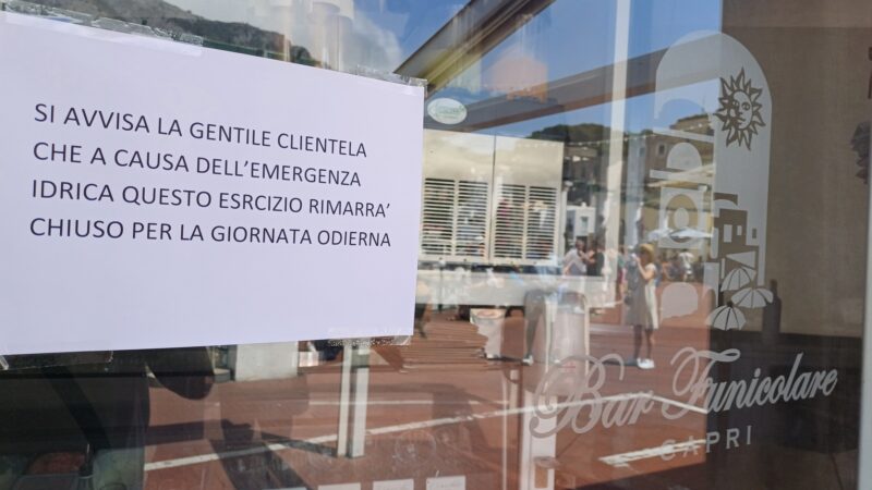 Disagi e rabbia sull’isola rimasta a secco, la Gori al centro delle proteste. Danni economici per le attività commerciali (photogallery)