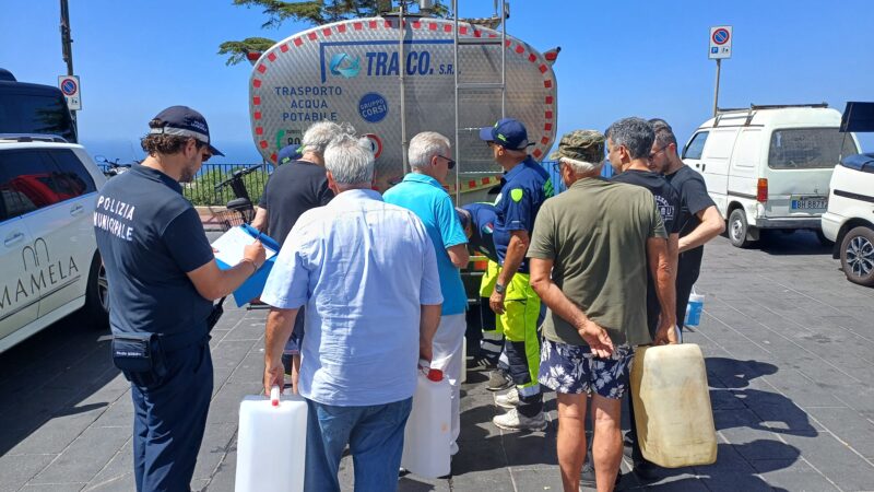 Autobotte al piazzale Europa per la fornitura di acqua potabile