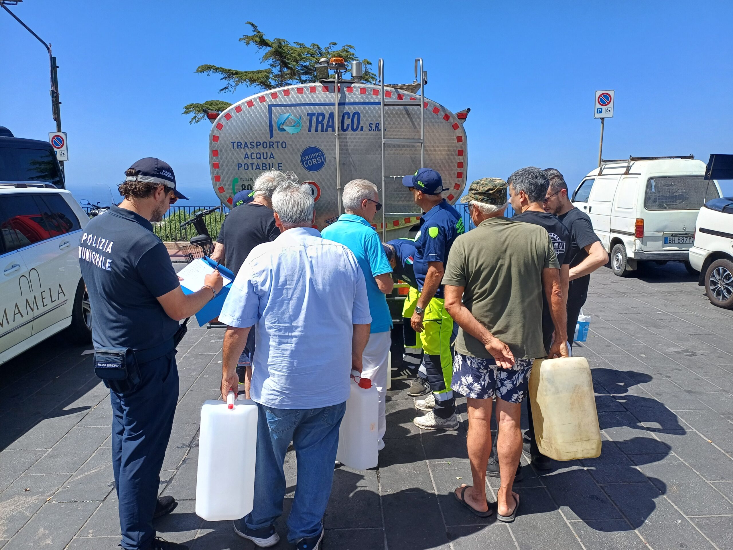 Autobotte al piazzale Europa per la fornitura di acqua potabile