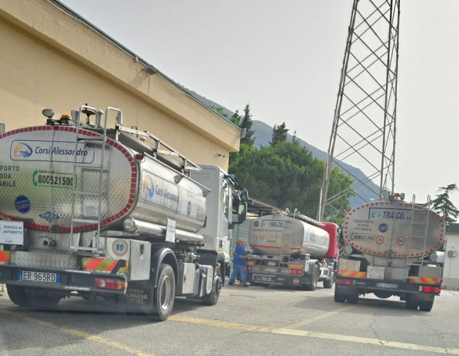 Turnazione del servizio idrico e sospensione dell’erogazione in molte zone di Capri e Anacapri, continuano i lavori per riparare la condotta. Aggiornamento