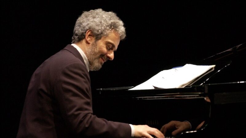 A Nicola Piovani, leggendario compositore, pianista e direttore d’orchestra, il Premio Faraglioni 2024