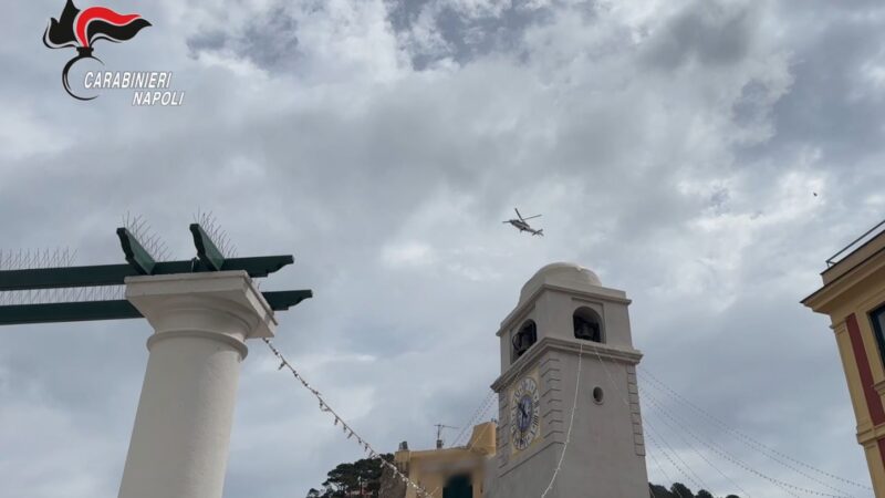 Controlli a tappeto dei carabinieri sull’isola di Capri con l’impiego anche di un elicottero: sanzioni e denunce a mare, nei bar e nei cantieri, un arresto per droga ad Anacapri (video)