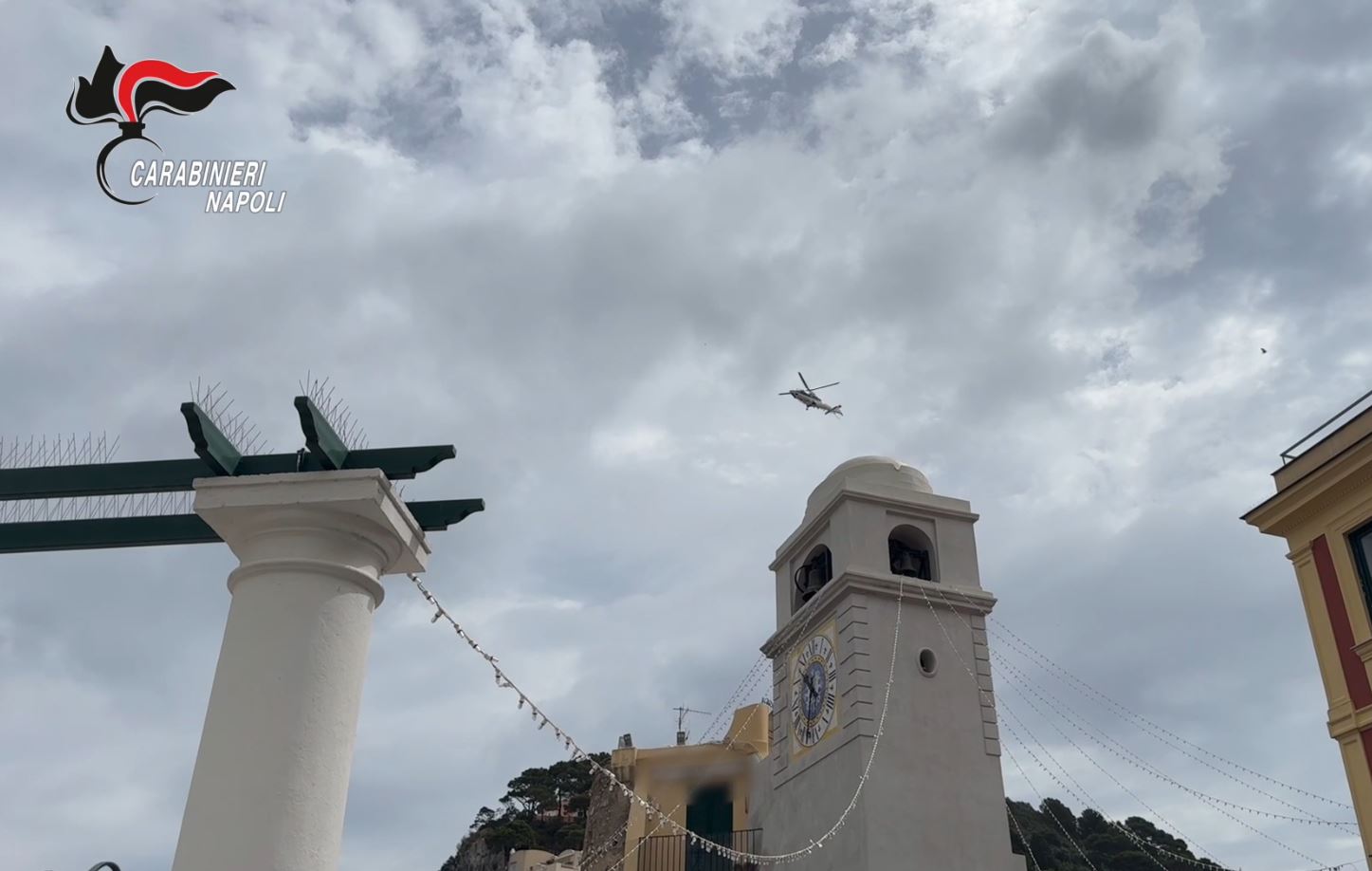 Controlli a tappeto dei carabinieri sull’isola di Capri con l’impiego anche di un elicottero: sanzioni e denunce a mare, nei bar e nei cantieri, un arresto per droga ad Anacapri (video)