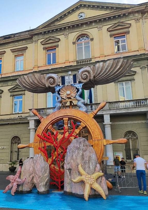 Capri con i suoi iconici Faraglioni approda alla festa dei Gigli di Nola