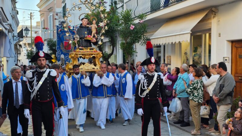 Tradizione e fede, Anacapri in festa per la ricorrenza di Sant’Antonio (ampia photogallery)