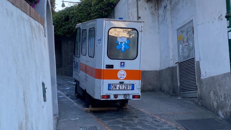 Emergenza sanitaria: fermo per un guasto il carrello-ambulanza del 118 di Capri