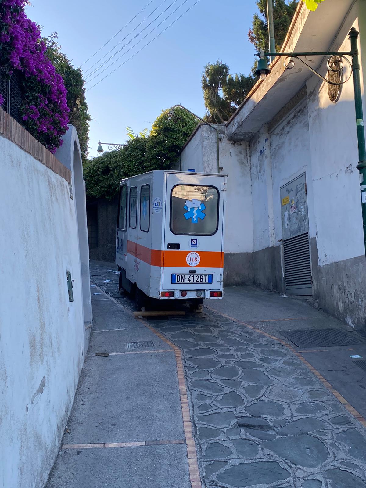 Emergenza sanitaria: fermo per un guasto il carrello-ambulanza del 118 di Capri