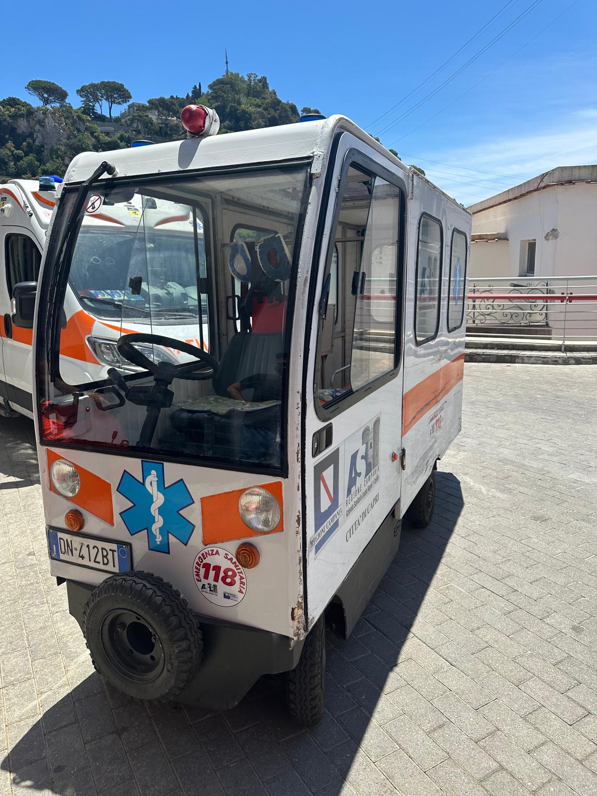 Immediato intervento del sindaco di Capri e di una ditta specializzata: torna operativo il carrello-ambulanza del 118