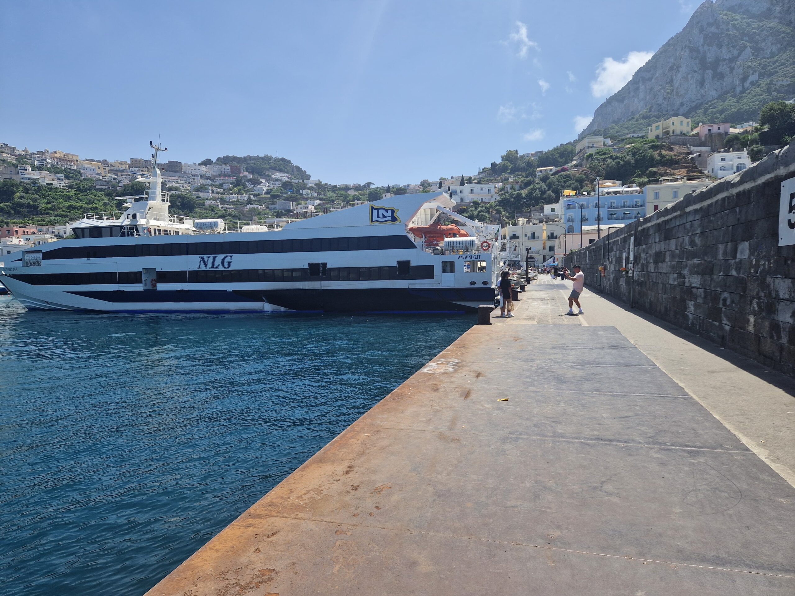 Nuova ordinanza del sindaco di Capri: divieto di accesso all’isola, ma possono imbarcarsi i turisti che soggiornano in strutture con risorse idriche disponibili