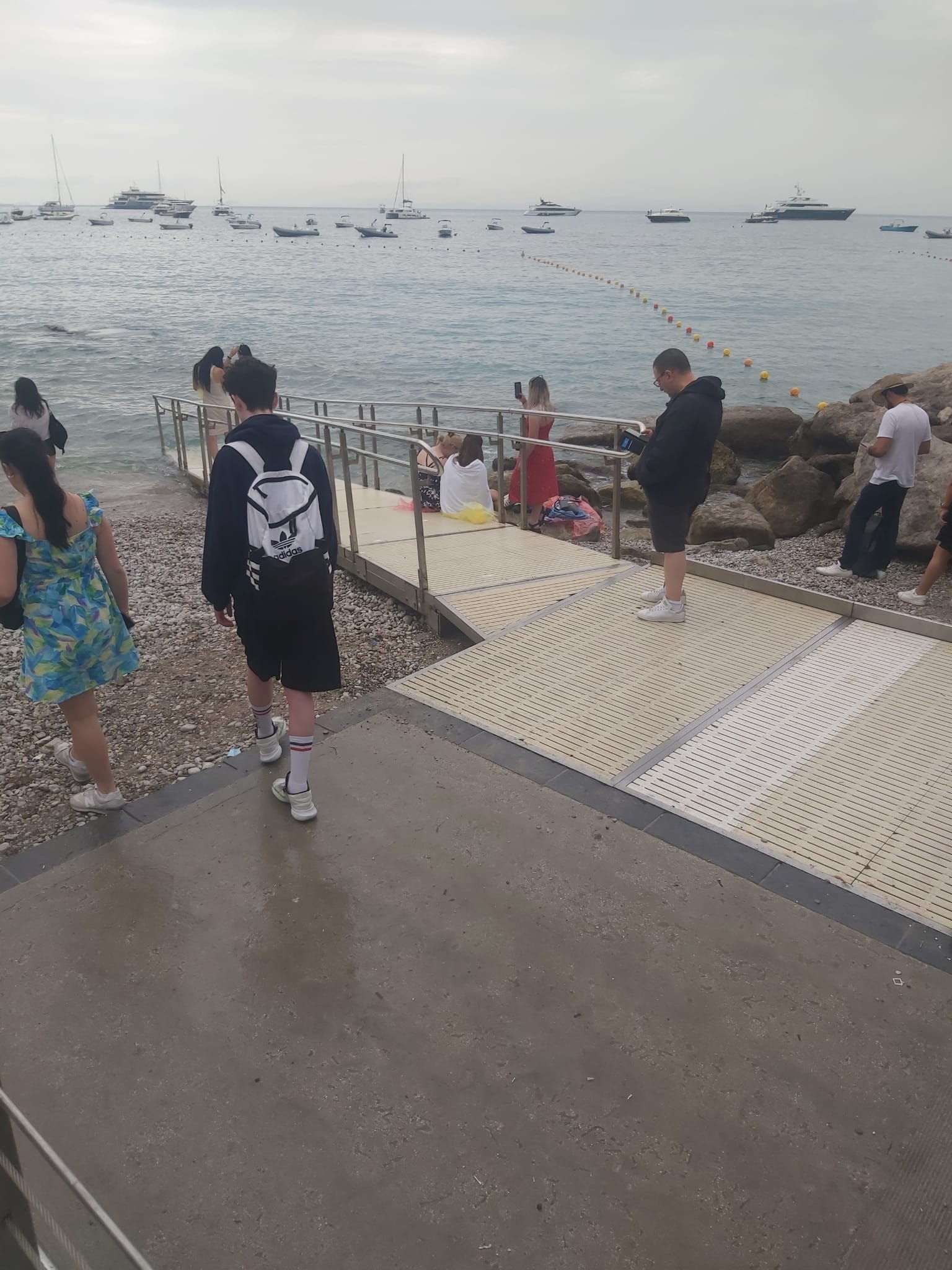 Spiaggia di Marina Grande a Capri: montato lo scivolo per l’accesso al mare alle persone con difficoltà motorie