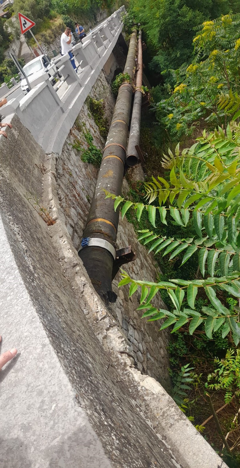 Enorme guasto alla conduttura idrica che trasporta acqua verso Sorrento e Capri, tecnici al lavoro per la riparazione