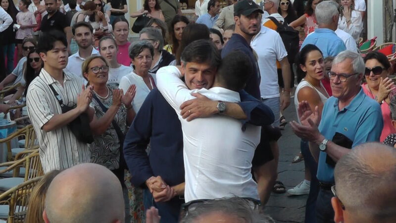 Applausi e abbracci in Piazzetta: Capri saluta il neo-eletto sindaco e la sua squadra (video)