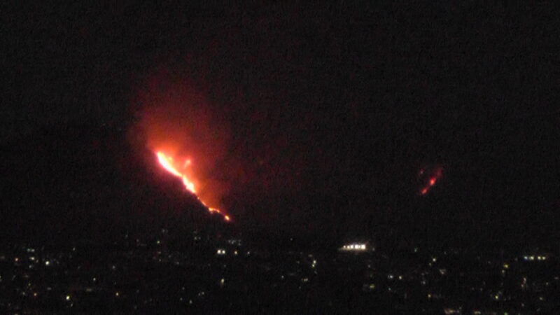 Paura per un vasto incendio boschivo a Napoli, fiamme visibili nitidamente anche da Capri. VIDEO
