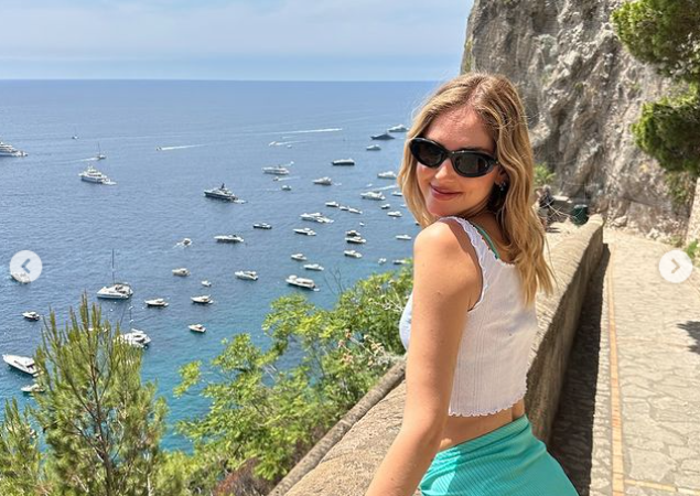 Chiara Ferragni a Capri, passeggiata a via Krupp con l’amica