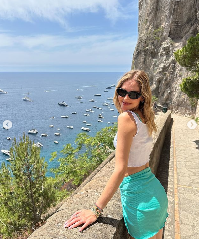 Chiara Ferragni a Capri, passeggiata a via Krupp con l’amica