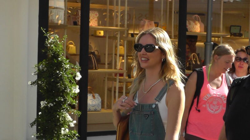 Chiara Ferragni a Capri, passeggiata e shopping (video)