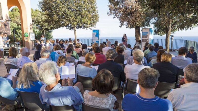 Dal 28 giugno a Capri, sul belvedere di Tragara, torna il festival letterario Le Conversazioni. Il tempo è il tema di questa edizione. Ecco il programma