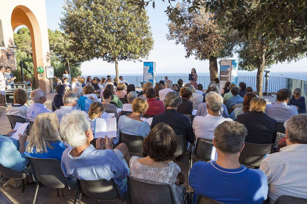 Dal 28 giugno a Capri, sul belvedere di Tragara, torna il festival letterario Le Conversazioni. Il tempo è il tema di questa edizione. Ecco il programma