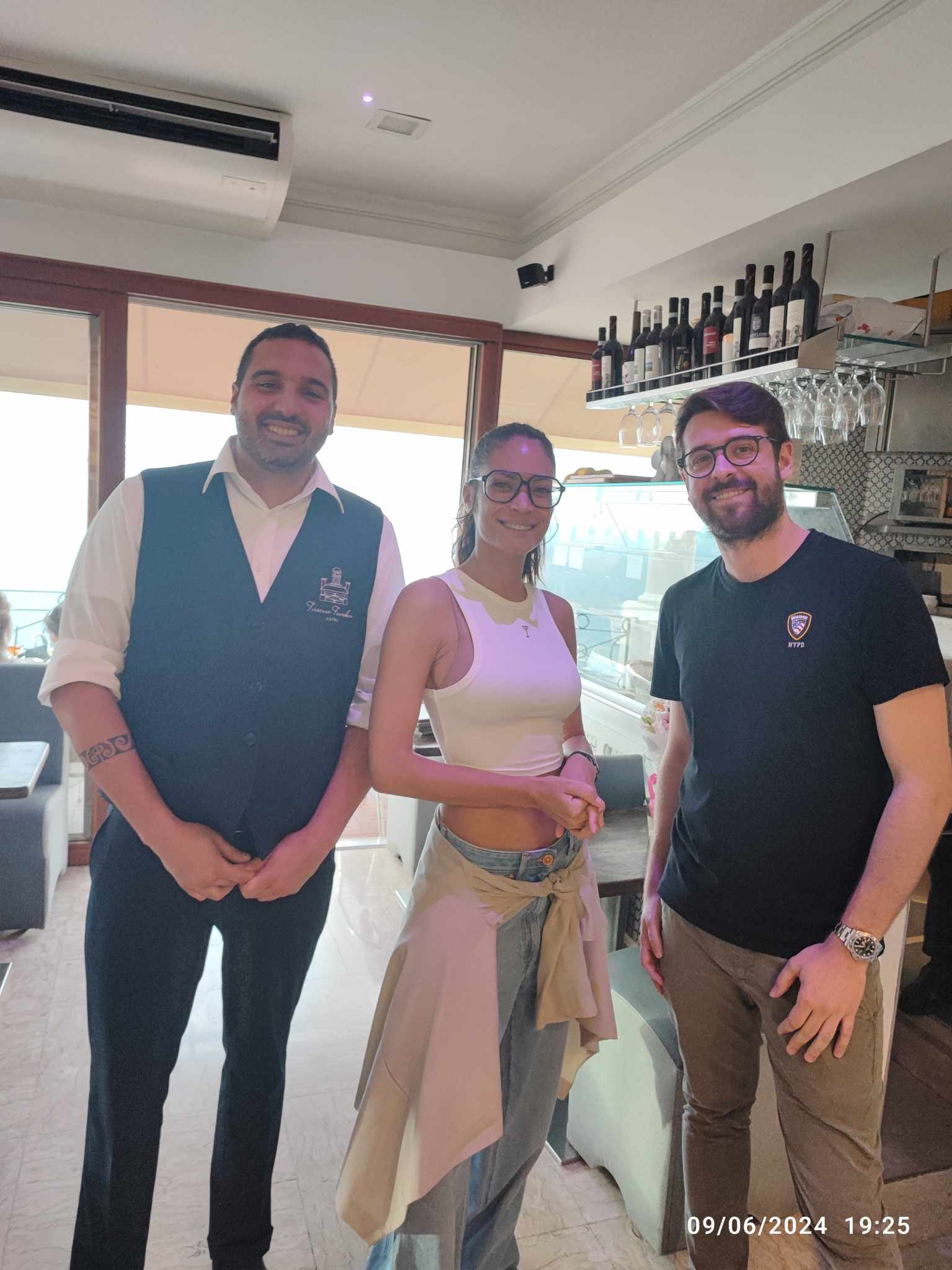 Elodie a Capri: la foto al bar Funicolare