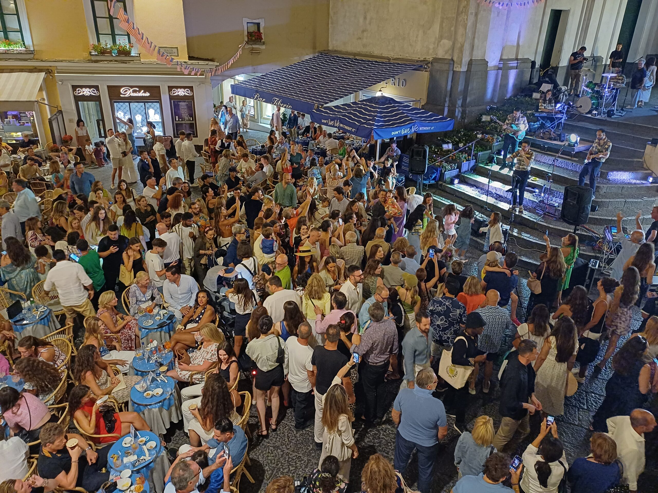 La rassegna “Emozioni d’estate” al via con la festa del 4 luglio nella Piazzetta di Capri (photogallery)