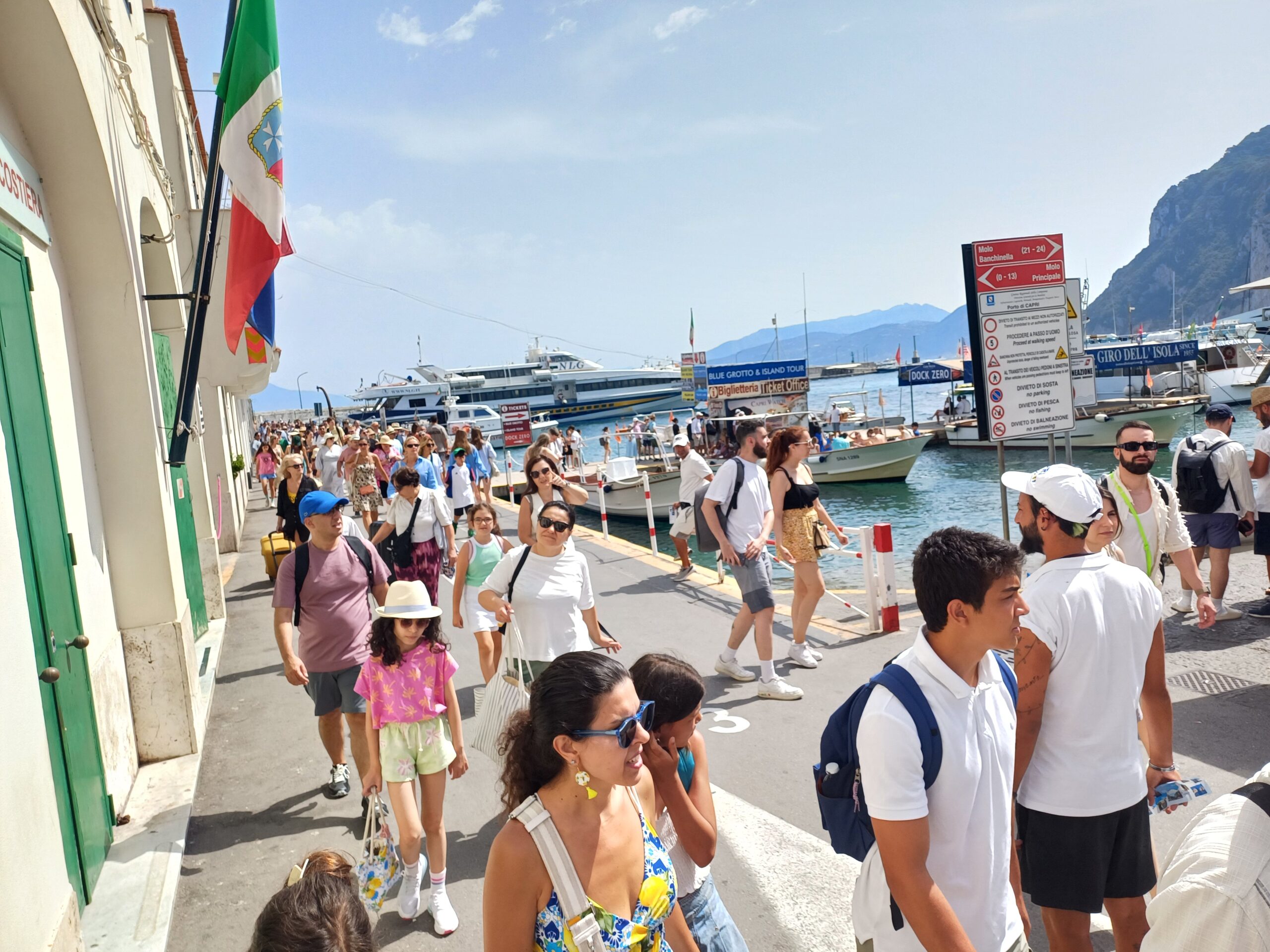 Papà perde il figlio minorenne a Capri, lo ritrova a Sorrento. Disavventura per una famiglia di turisti stranieri