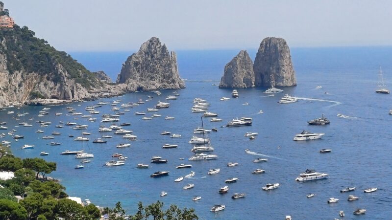 Tutti a mare! Distesa di barche a Capri davanti ai Faraglioni (video)