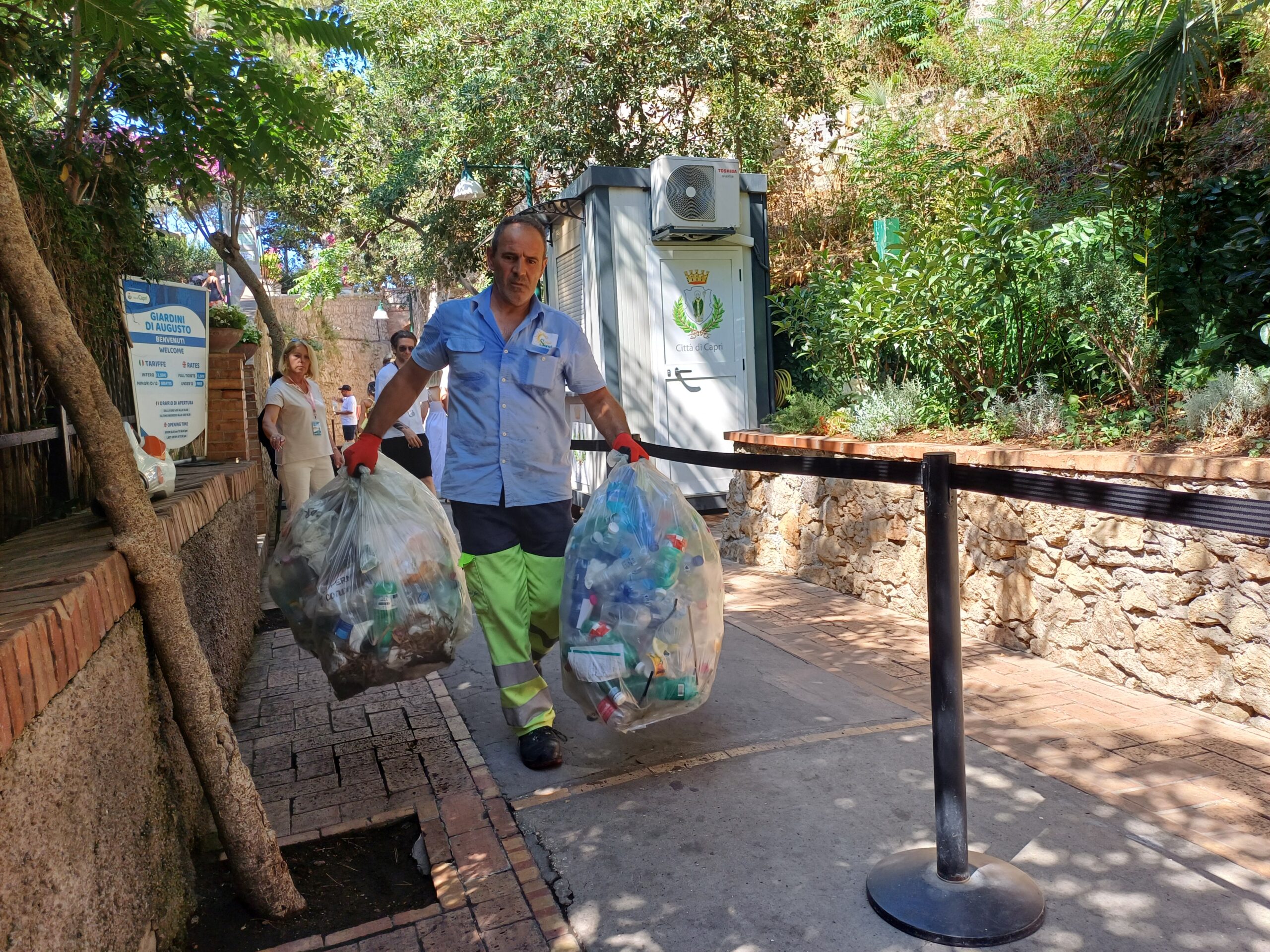 Operatori della “Capri Servizi” al lavoro per tenere il territorio pulito e sistemato