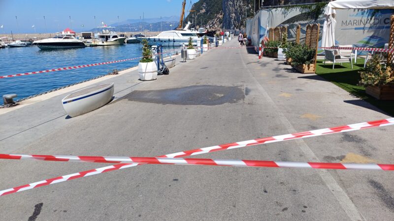 Perdita nella condotta idrica provoca un rigonfiamento del suolo al porto turistico di Capri, interdetta un’area e operai al lavoro per la riparazione