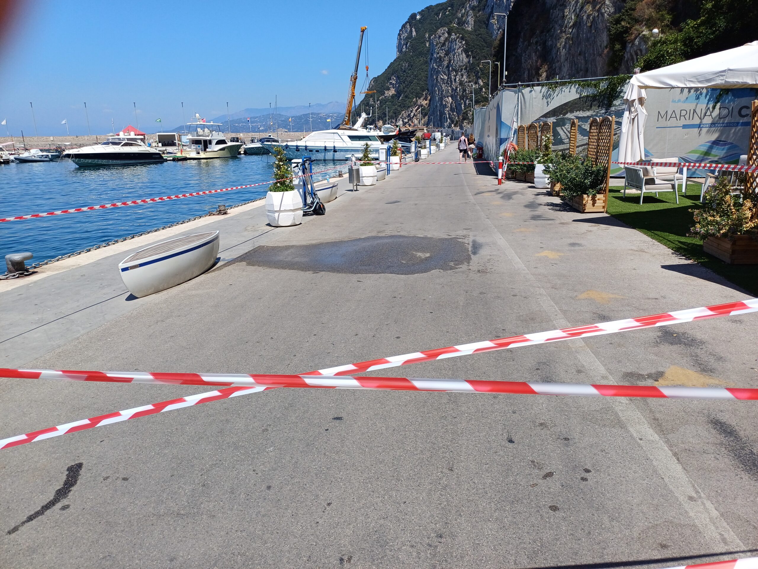 Perdita nella condotta idrica provoca un rigonfiamento del suolo al porto turistico di Capri, interdetta un’area e operai al lavoro per la riparazione